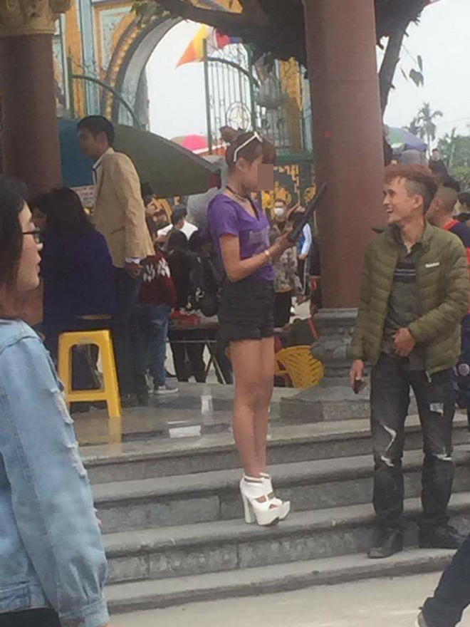 Mặc váy ngắn, áo mỏng lộ cả nội y, đây là những hình ảnh nhức mắt nhất Tết 2018